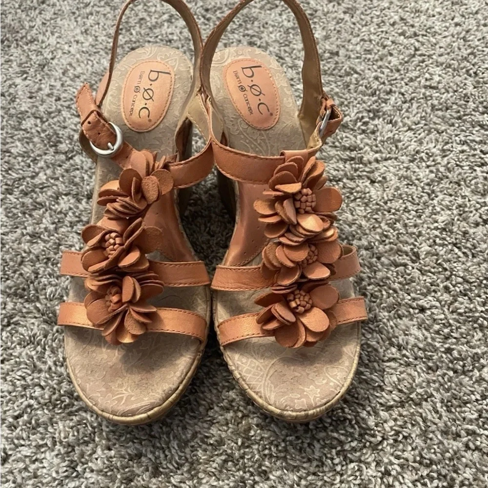 b.o.c.‎ Tan Floral Wedge Sandals